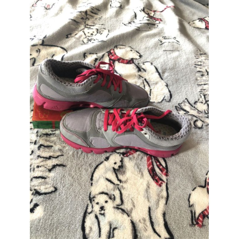 Giày thể thao hiệu Adidas