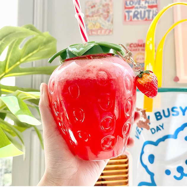 Bình nước hình quả dâu tây 500ml kèm ống hút và móc khóa | BigBuy360 - bigbuy360.vn
