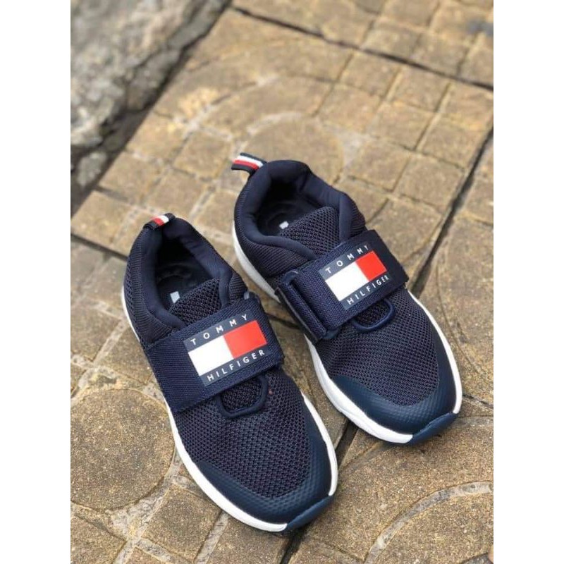 Giày xuất cho bé