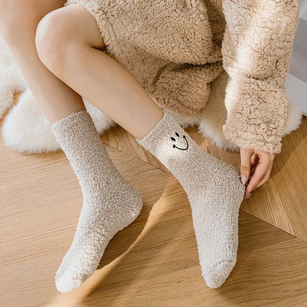 Vớ lông cừu san hô mềm mại màu trơn thêu hình mặt cười dễ thương giữ ấm cho nữ