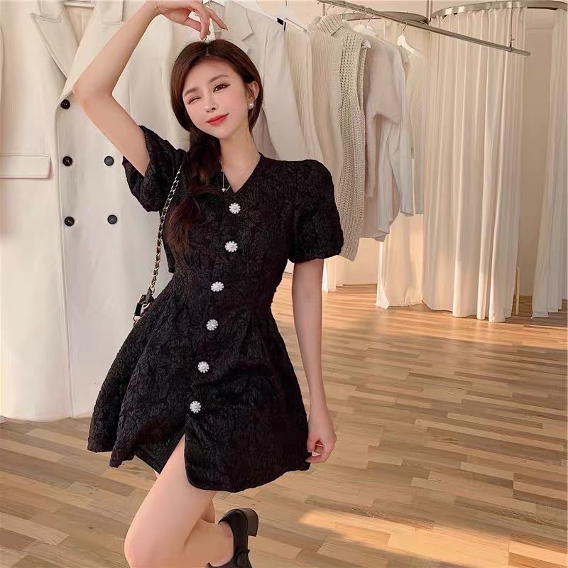 Váy Xốp Gấm Cổ V Khuy Ngọc Chun Sau Hở Lưng 2 Màu