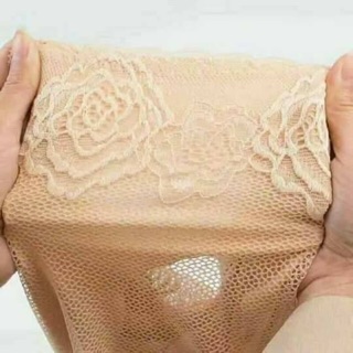 Quần mặc váy ren hoa hồng