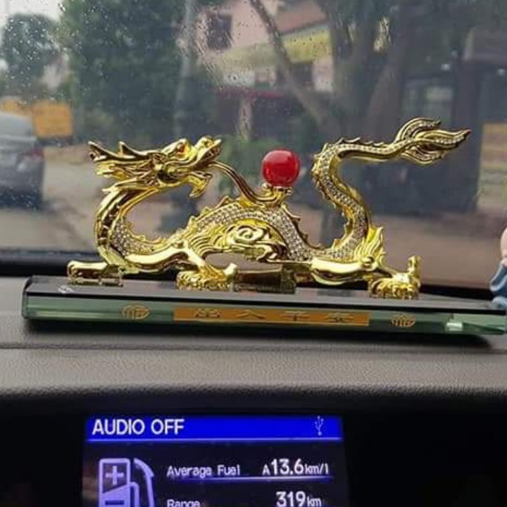 Tượng rồng vàng nhả ngọc phong thủy tặng kèm nước hoa trang trí trên taplo xe ô tô, xe hơi