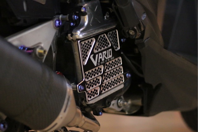 [Shopee trợ giá] Che két nước nhôm cnc HRC Vario cho Click Vario PCX Airblade Sh Lead full ốc inox . DoChoiXeMay