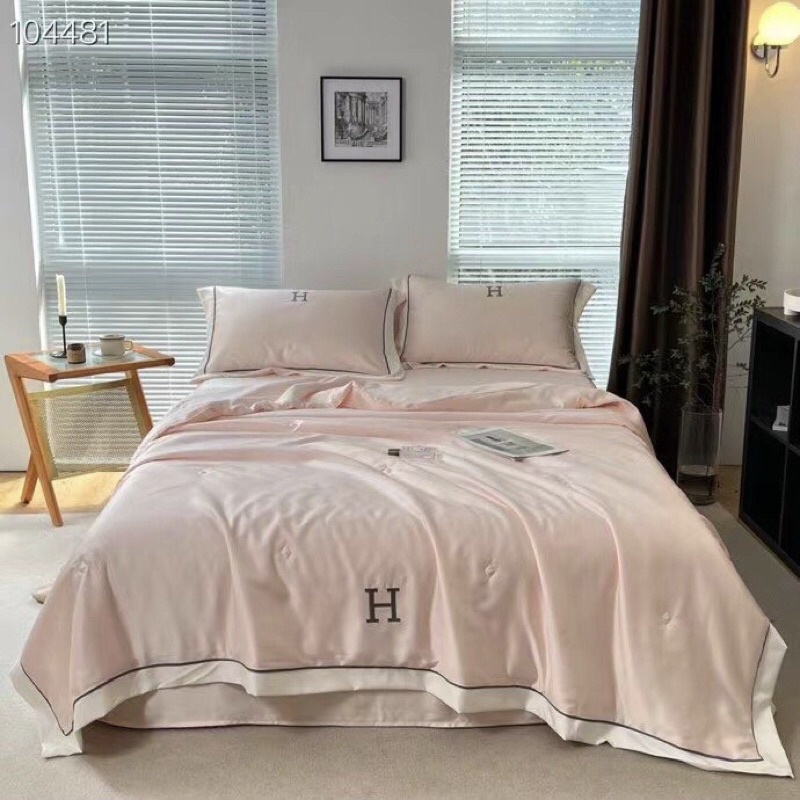 Set Chăn Ga Phi Lụa Lạnh Thêu Chữ H