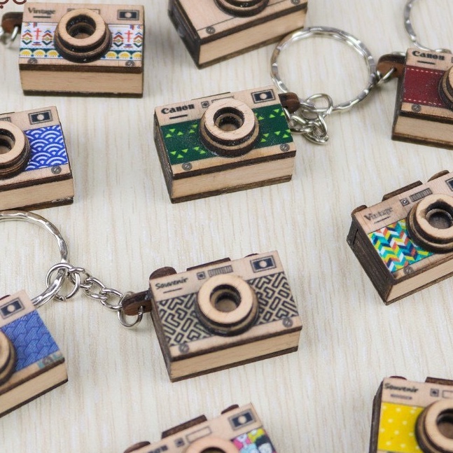 Móc khóa máy ảnh 2 mặt bằng gỗ dễ thương