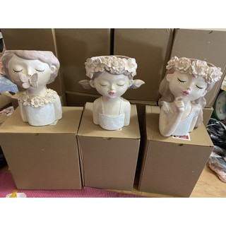 Lọ hoa cô gái bằng nhựa