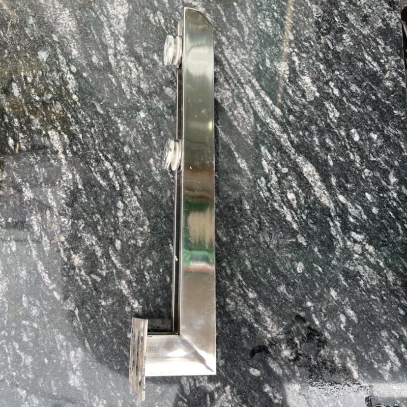 Trụ cầu thang kính bắt cạnh inox sus 304