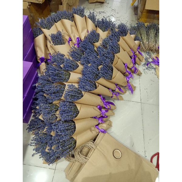 Bó hoa oải hương lavender khô 100 cành bó giấy kraf dễ thương