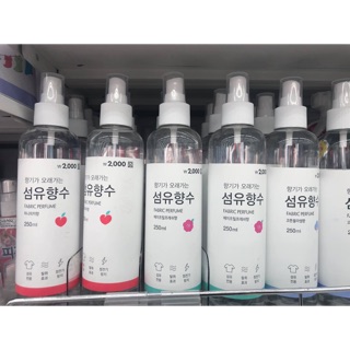 Xịt quần áo daiso