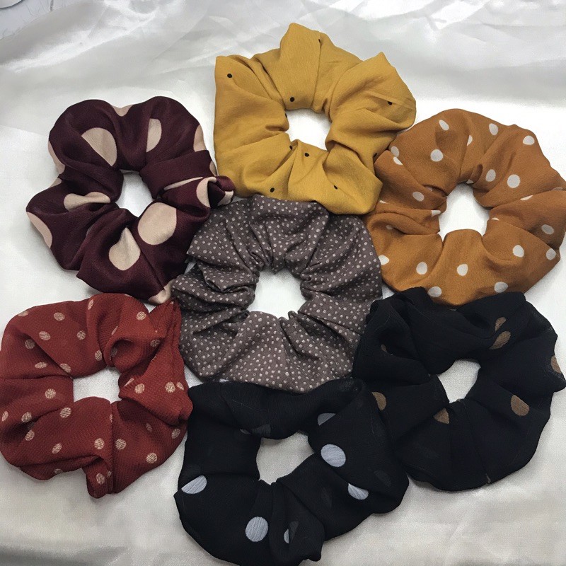 cột tóc scrunchies hoạ tiết chấm bi