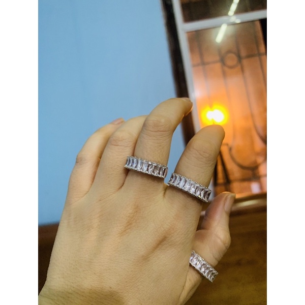 Nhẫn 9 viên đá ngang siêu sáng, cạnh nạm đá cz nhỏ bạc thật phủ vàng trắng sang trọng