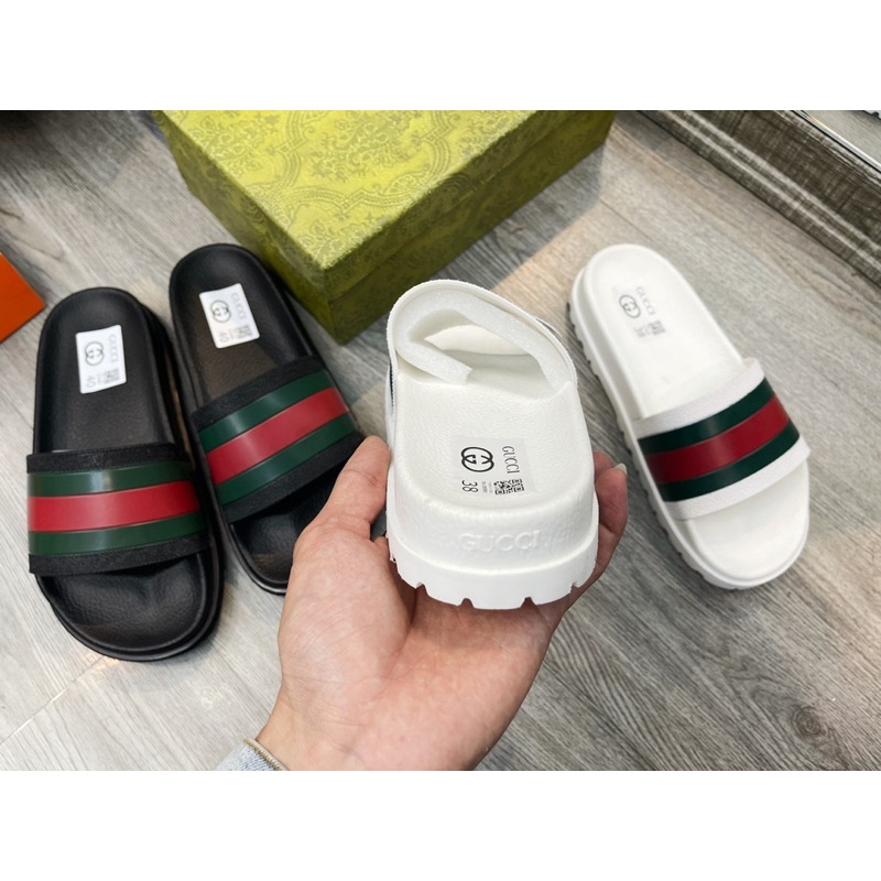 Ảnh tay chụp dép SALE shock