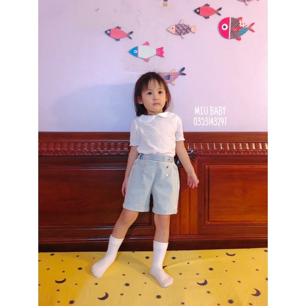 Quần short jeans lửng form thụng 6 cúc Disney du xin bé gái