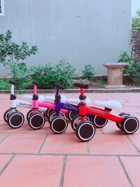 Xe thăng bằng giúp bé tập đi