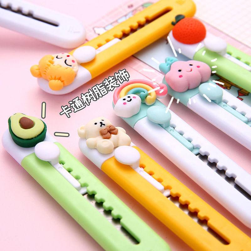 ⭐ iLado ⭐ 【1 PC】 Dao tiện ích dao mini Dao Rọc Giấy Bỏ Túi dao rọc giấy mini Mini móc khoá cute anime In Họa Tiết Hoạt Hình chất lượng cao Tiện Lợi Cuộn Rút dụng cụ mở thùng carton trang trí di động