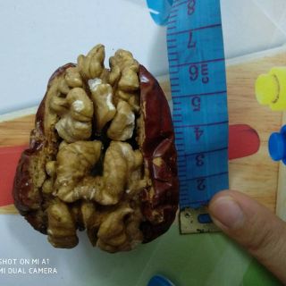 Táo đỏ kẹp óc chó nho khô