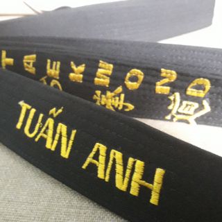 Đai đen Taekwondo có thêu tên.