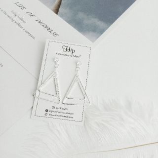 Khuyên nụ đá thoi/tam giác kép