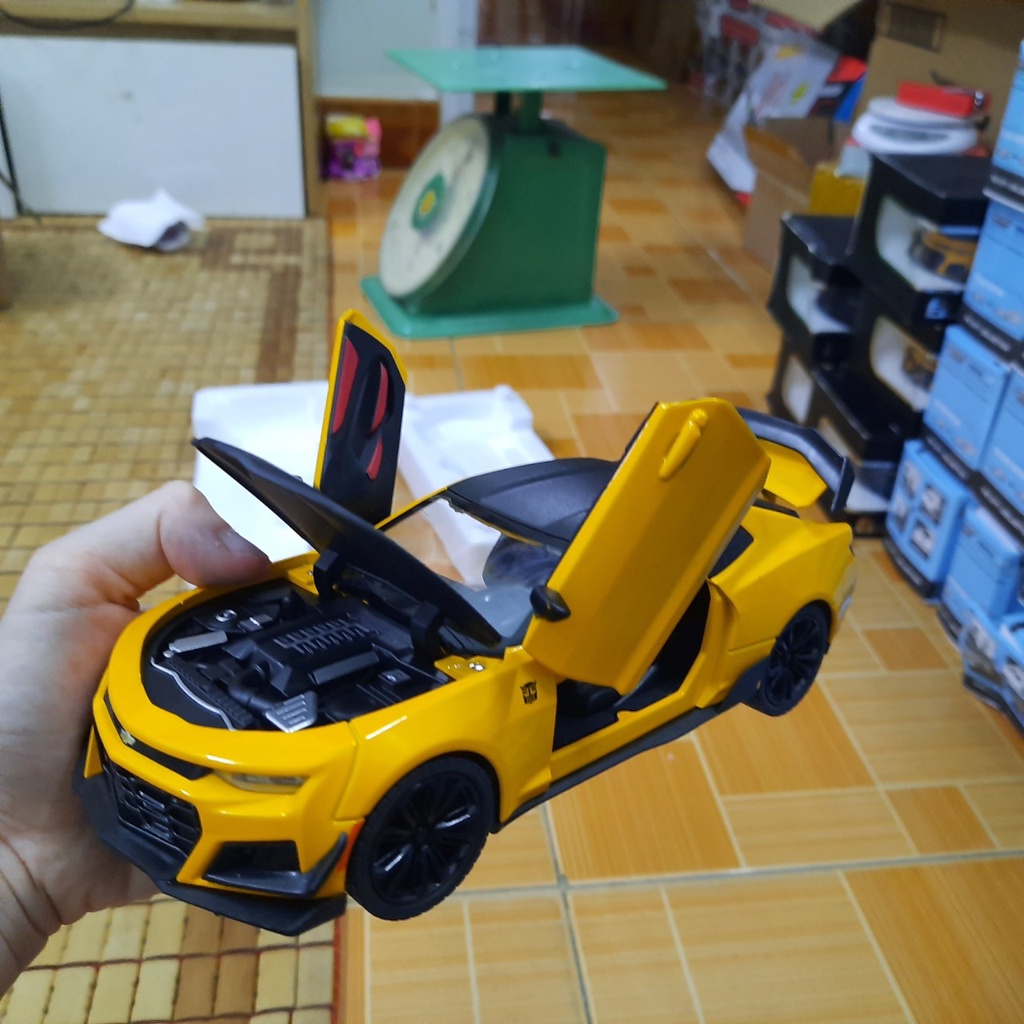 Xe mô hình ô tô đồ chơi trẻ em Chevrolet Camaro tỉ lệ 1:24 bằng kim loại xe có âm thanh và đèn mở được cử