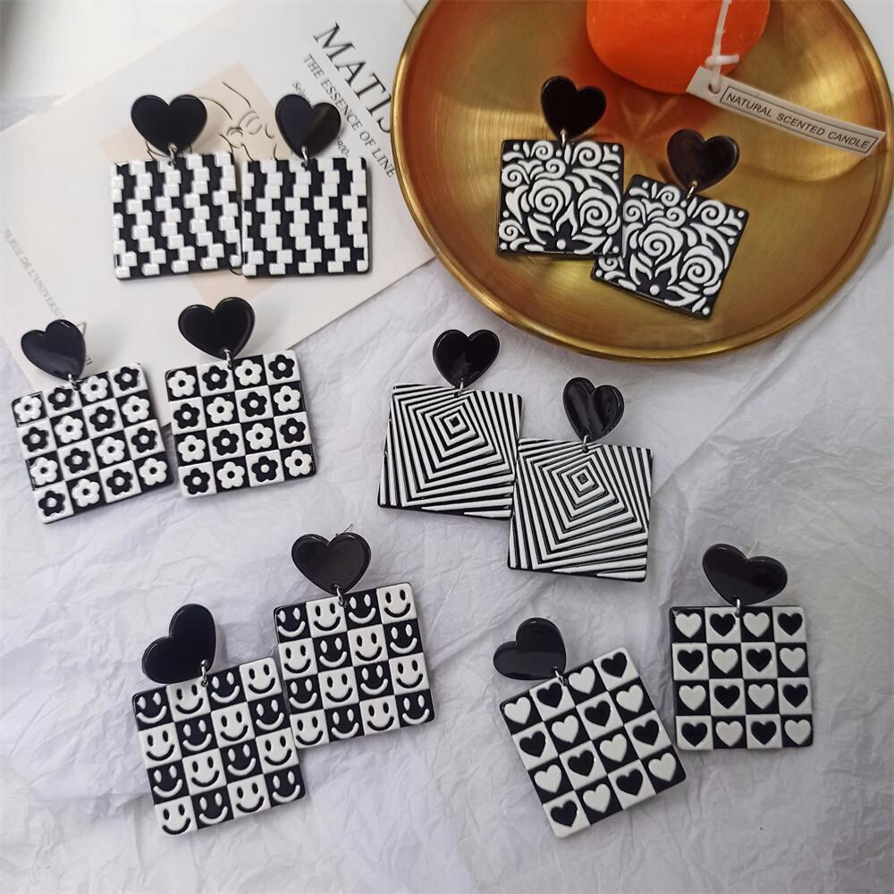 Bông Tai Acrylic Hình Mặt Cười Họa Tiết Sọc Caro Trắng Đen Phong Cách Hàn Quốc Cổ Điển Cho Nữ