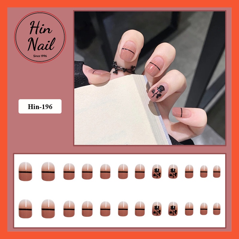 Móng tay giả form ngắn màu nâu họa tiết hoa hồng đen