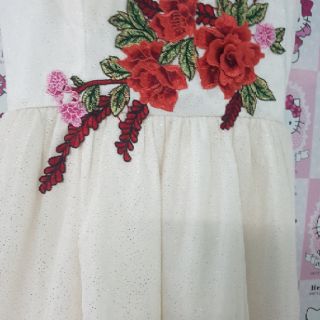 Đầm nhũ trắng thêu hoa