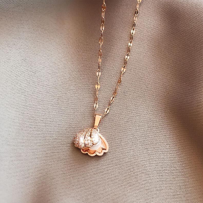 Vòng cổ mặt hình vỏ sò bằng thép mạ vàng 18K đính hạt ngọc trai dành cho nữ