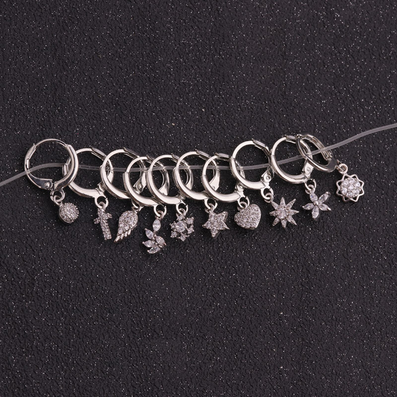 Một khuyên tai vòng đính đá zircon nhỏ tinh xảo nữ tính thanh lịch