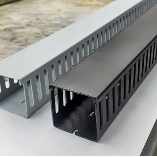 Máng nhựa màu đen, trắng tặng vít bắt gỗ / máng răng lược luồn dây điện