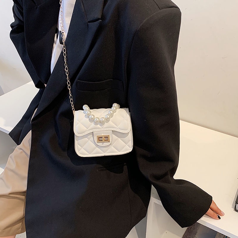 Túi đeo chéo nhỏ phối ngọc trai phong cách xuân hè 2022 sành điệu