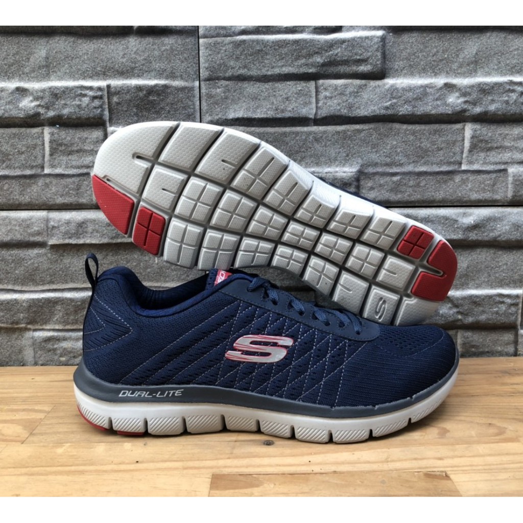 Giày Skechers chính hãng giá thơm