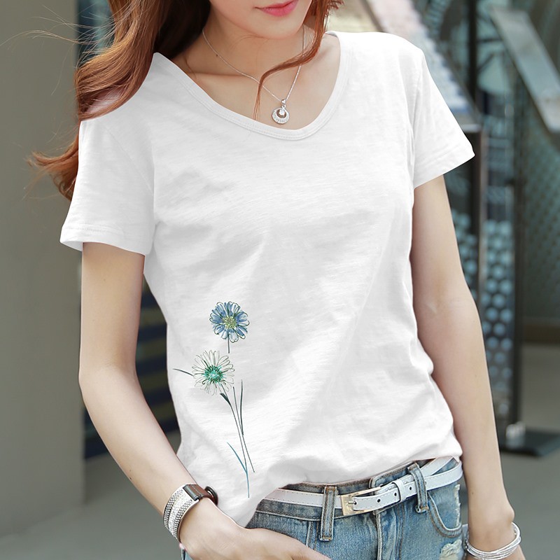 Áo thun cổ tim họa tiết bông hoa