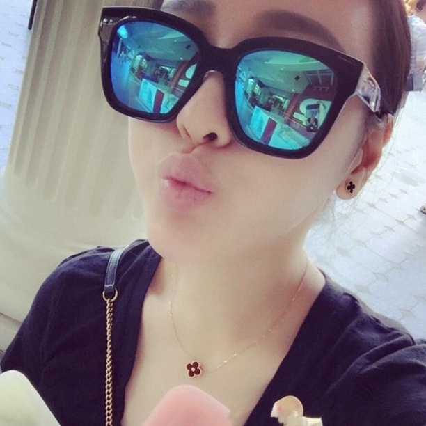 Hàng Có Sẵn Kính Mát Vuông Chống Tia UV Thiết Kế Logo Vàng Chữ V Thời Trang Retro Sang Trọng Cho Nam Nữ Lái Xe