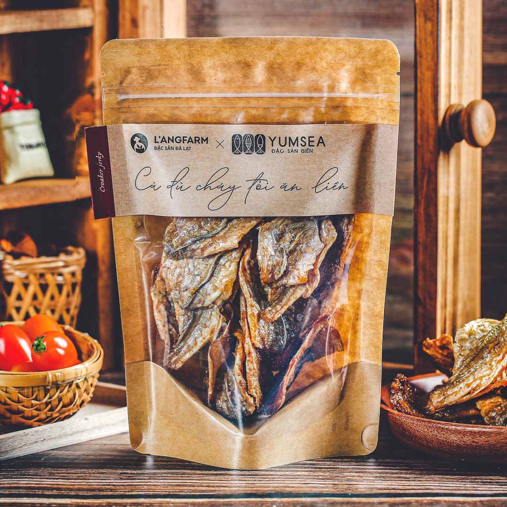 Cá đù cháy tỏi ăn liền Yumsea, 90g, bịch, mẫu kraft 1 mặt trong