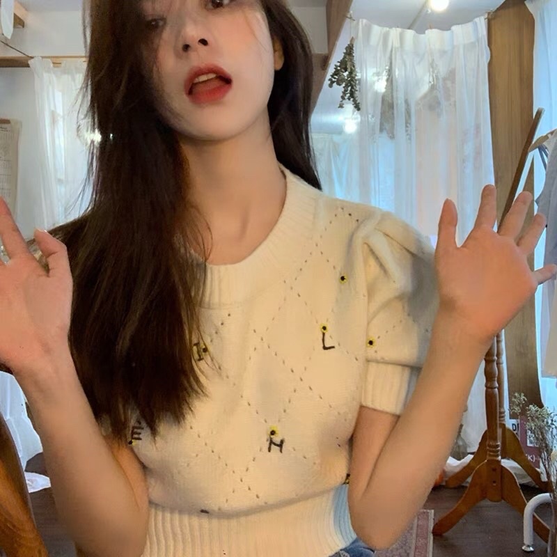 ÁO LEN TĂM MONGTOGHI NGẮN TAY BO EO DÁNG NGẮN HOẠ TIẾT CHỮ CÁI ĐÍNH HOA CÚC