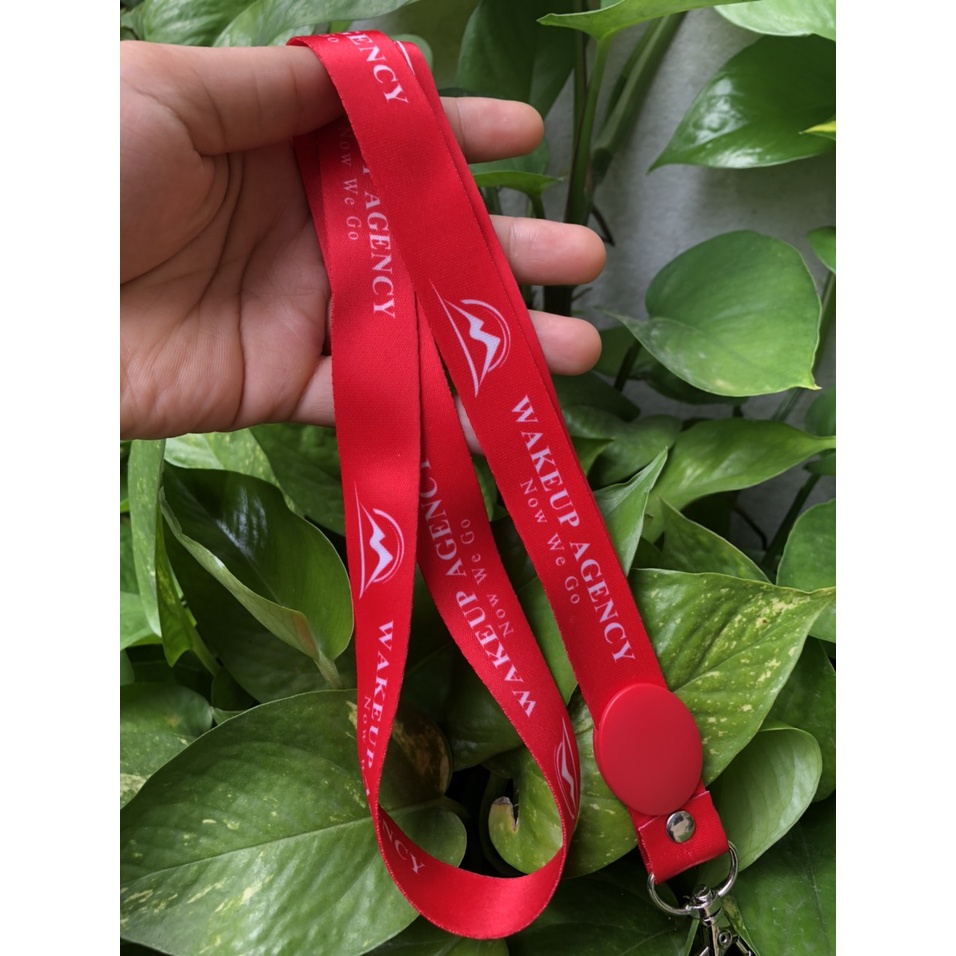 Dây đeo thẻ màu đỏ in ấn logo cho nhân viên văn phòng, đặt in dây đeo thẻ cho công ty giá rẻ nhất Hồ Chí Minh