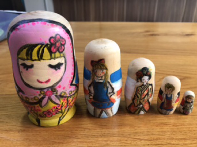 Búp bê gổ Nga tự vẽ