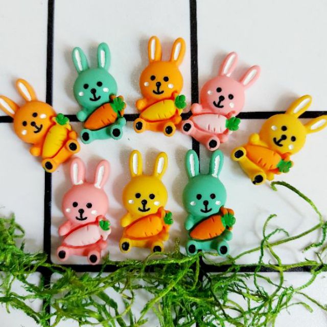 Charm thỏ ôm cà rốt
