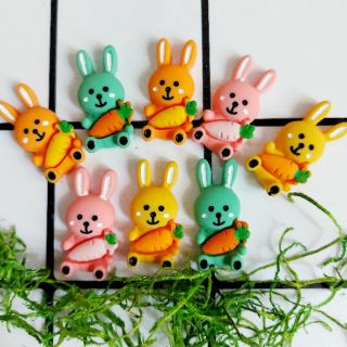 Charm thỏ ôm cà rốt