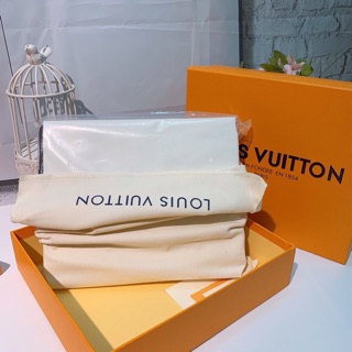 Clutch cầm tay Lv