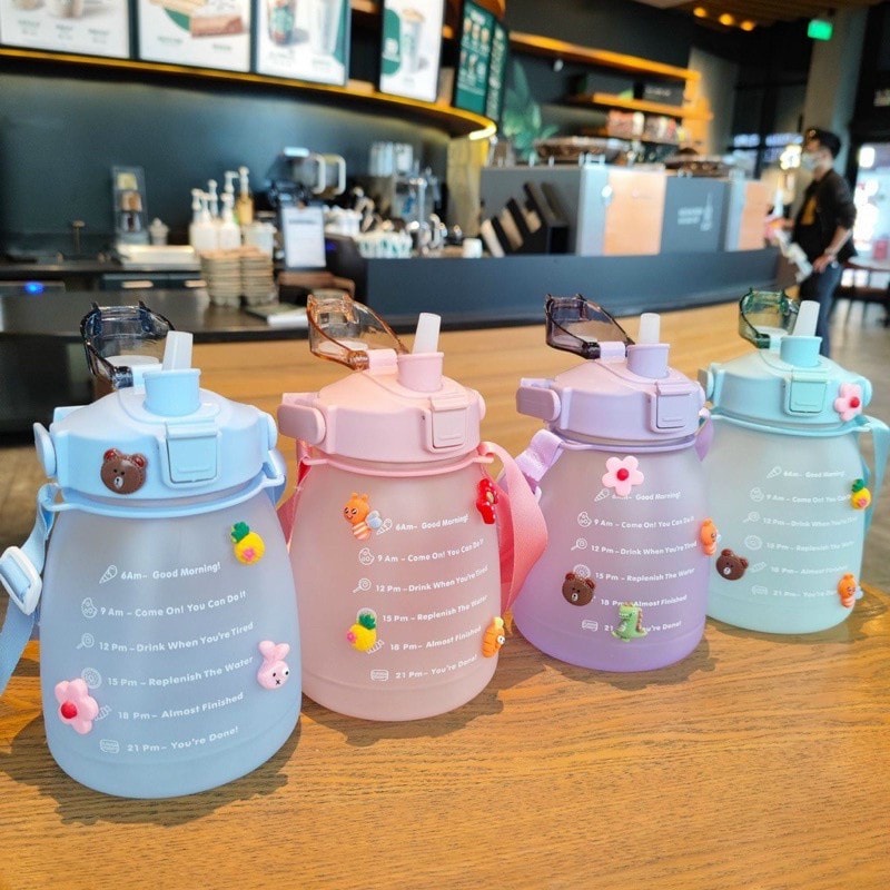 Bình đựng nước cute 1.3 lít có ống hút có vạch chia nhắc nhở uống nước