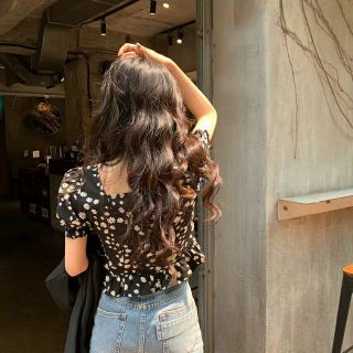(SẴN) Áo sơ mi hoa cúc cổ vuông M6