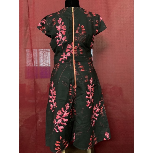 Đầm TED hiệu cực xinh dáng phom A phía dưới có tà giả cực cá tính và phong cách 99% new