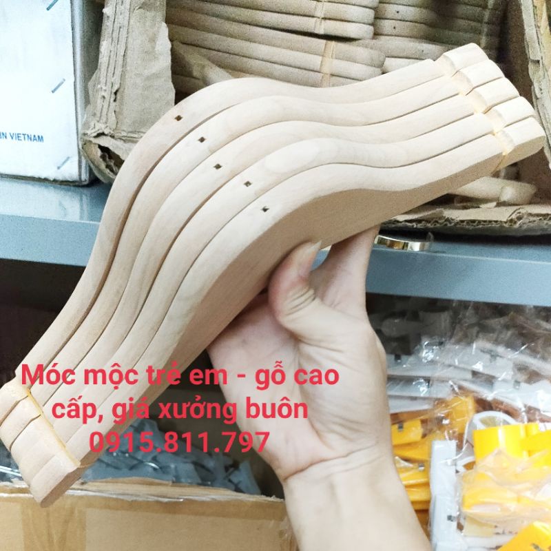 Móc treo quần áo trẻ em - móc gỗ mộc cao cấp loại 1 có thiết kế rãnh chống trượt 2 bên vai, treo quần áo trẻ em