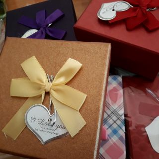 Hộp đựng quà hình vuông cao cấp kèm hạt xốp 11.5x11.5x6.5