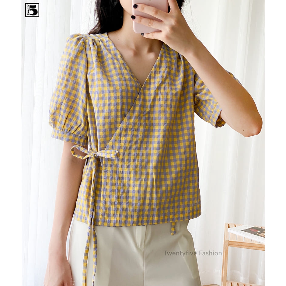 Áo nữ cổ V, buộc nơ eo lệch, nhún cầu vai, tay bo nhún Twentyfive T152