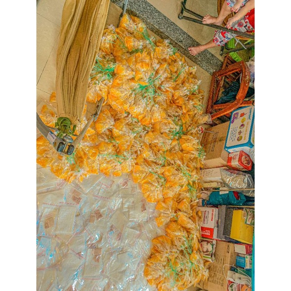 Bánh tráng xâu dầu muối vàng tuổi thơ .