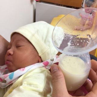 Bình hứng sữa rảnh tay