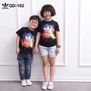 Áo phông vảy sơn đen và trắng